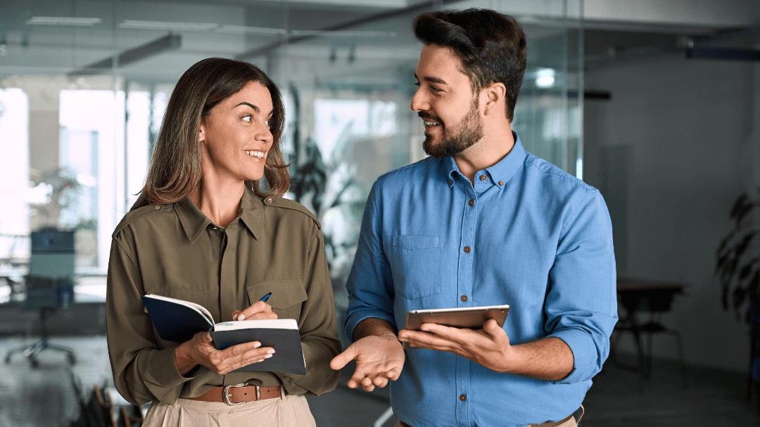 仕事場で会話する人々