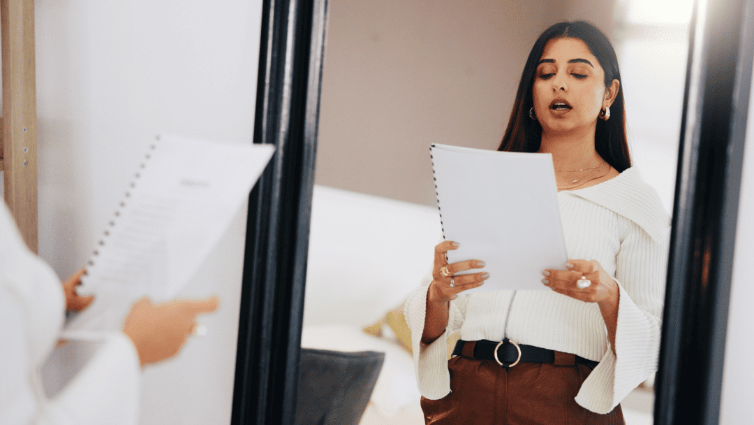 スピーチの練習をする女性