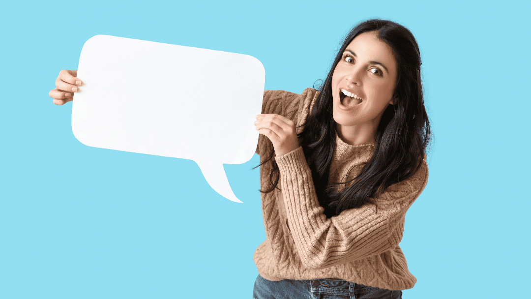 吹き出しを持って笑っている女性