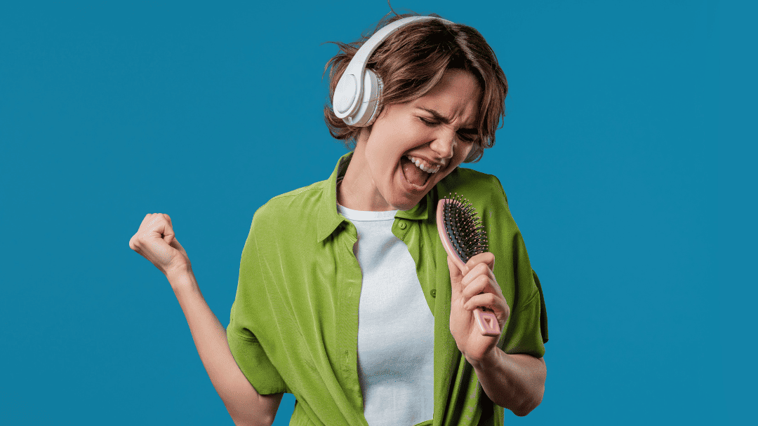 ヘッドフォンをして熱唱する女性