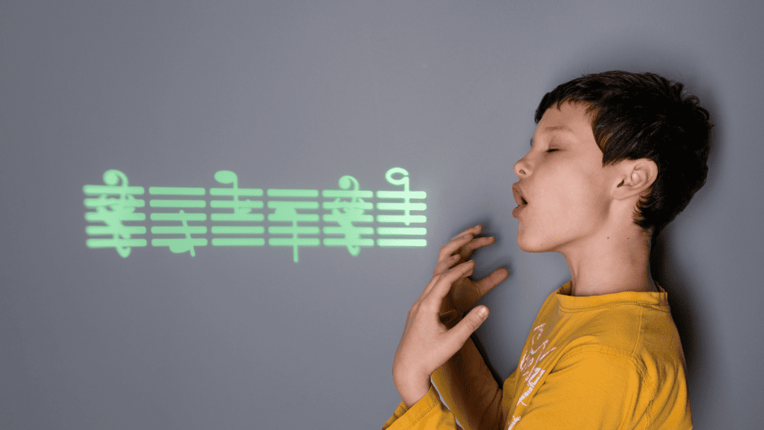 歌う少年と壁に移された楽譜