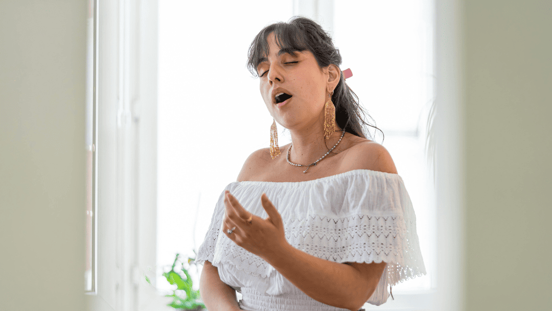 歌っている女性