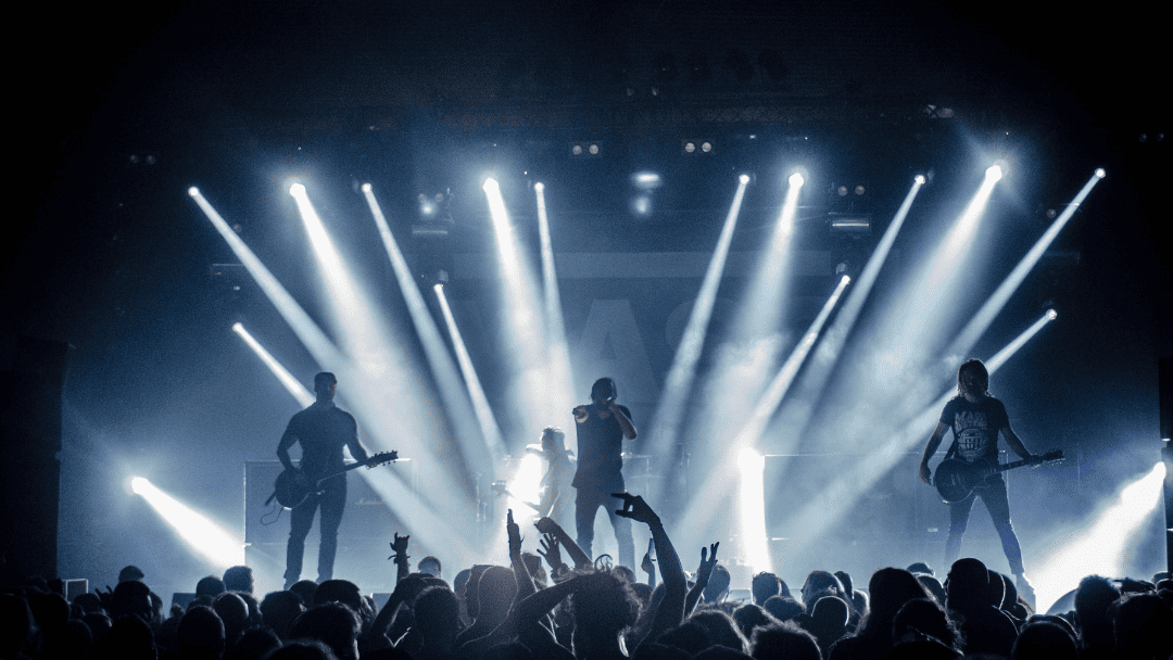 ステージで演奏するバンド