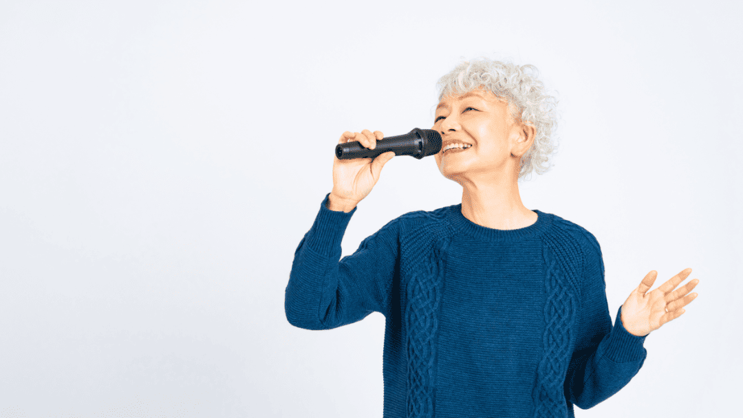 マイクで歌う女性