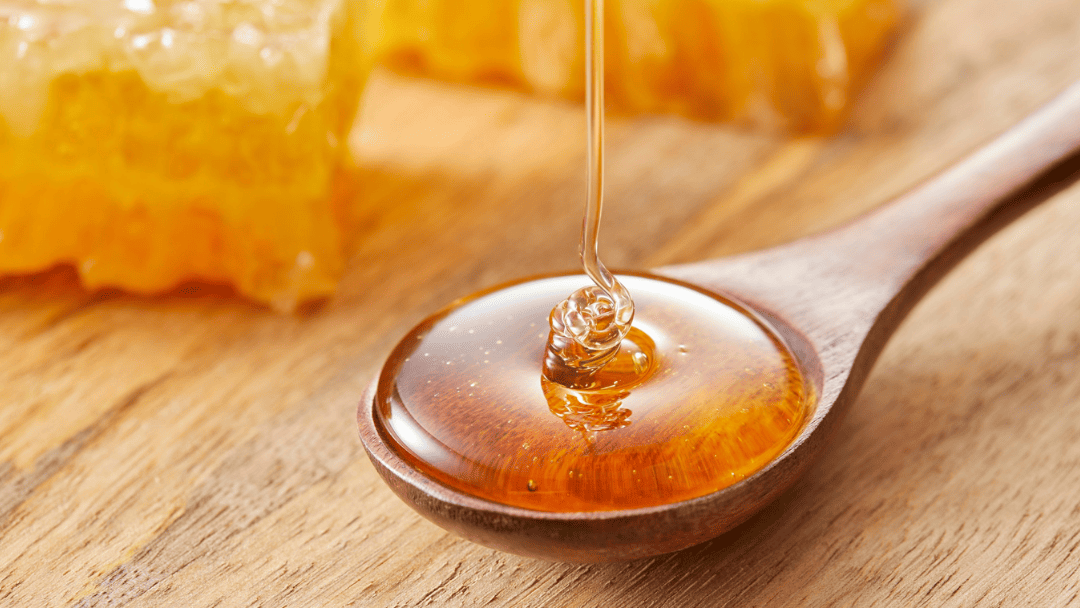 スプーンに注がれたはちみつ