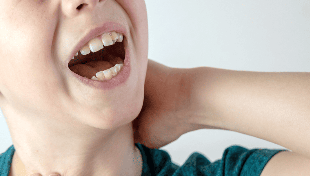 声を出している子供の口元