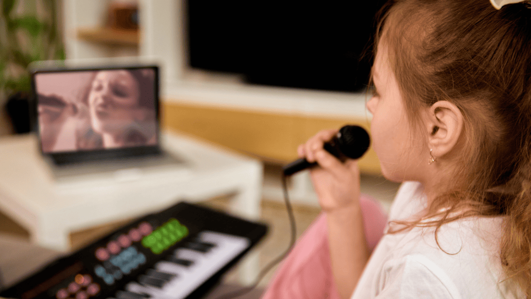 マイクを持って歌を練習する少女