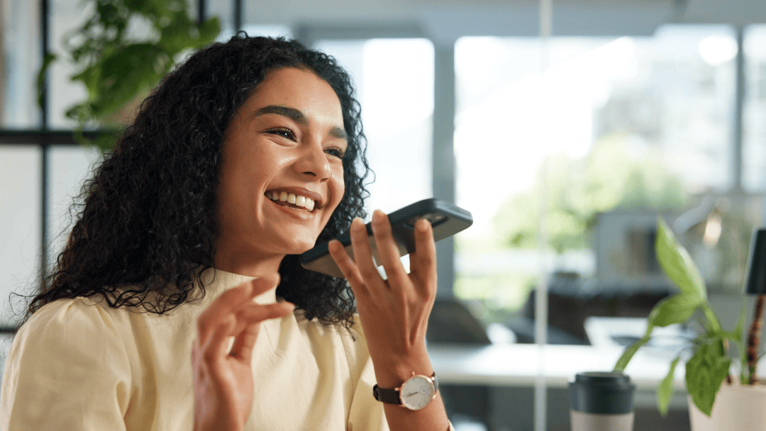 スマホに向けて声を出す女性