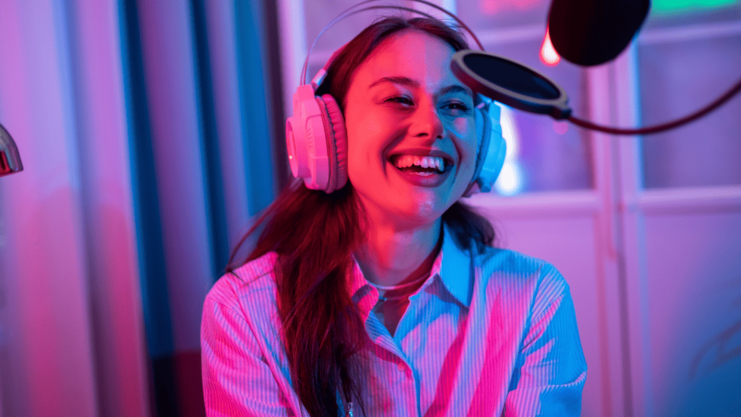 マイクの前で笑う女性