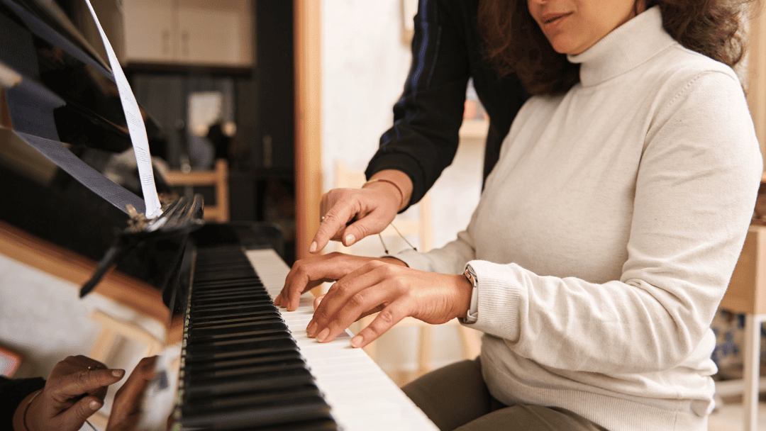 ピアノを習っている女性