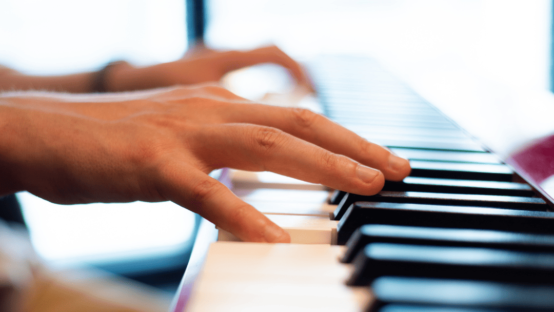 ピアノを弾いている手元