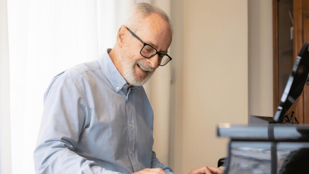 ピアノを弾いている男性