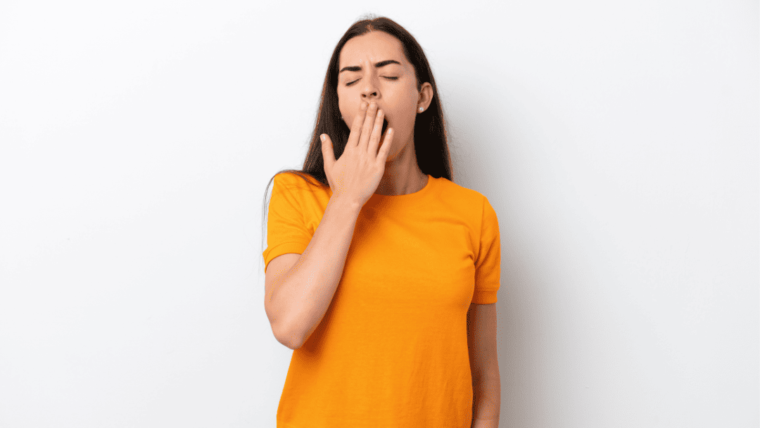 あくびをしている女性