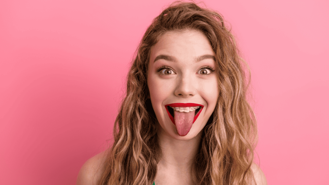 舌を出して笑う女性