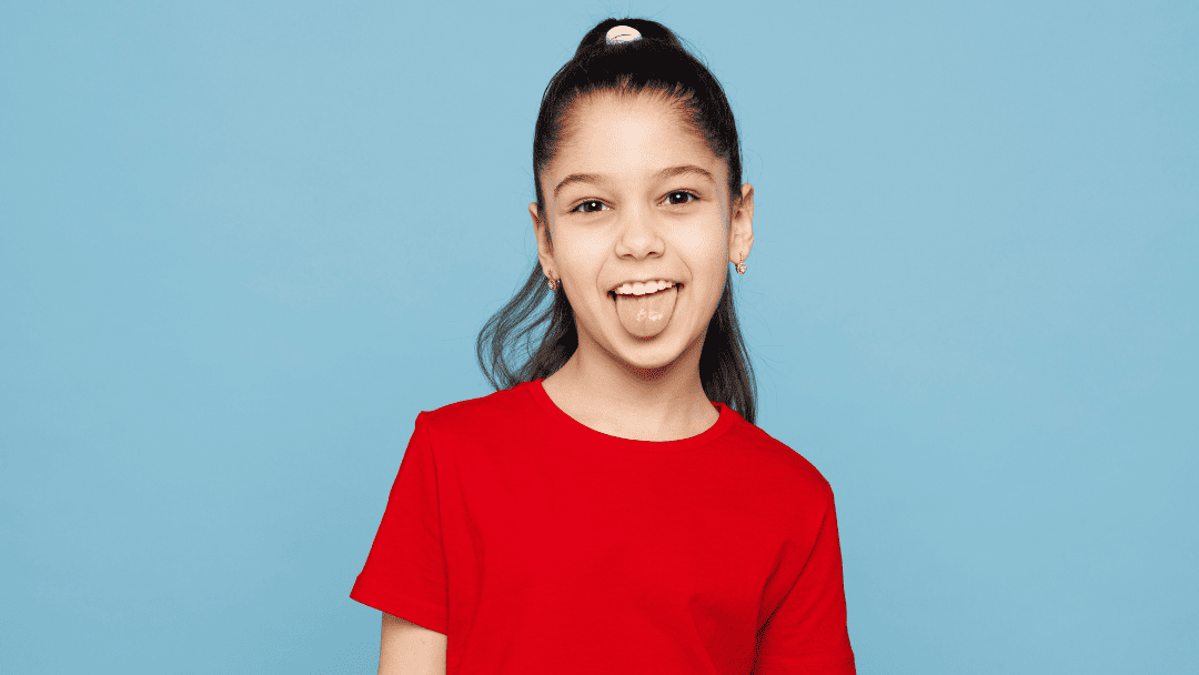 舌を出して笑う少女