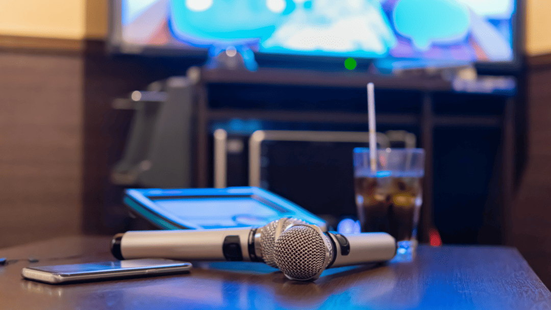 カラオケルームにあるマイクとリモコン