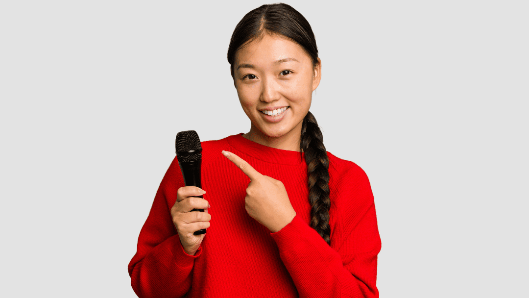 マイクを指さす女性