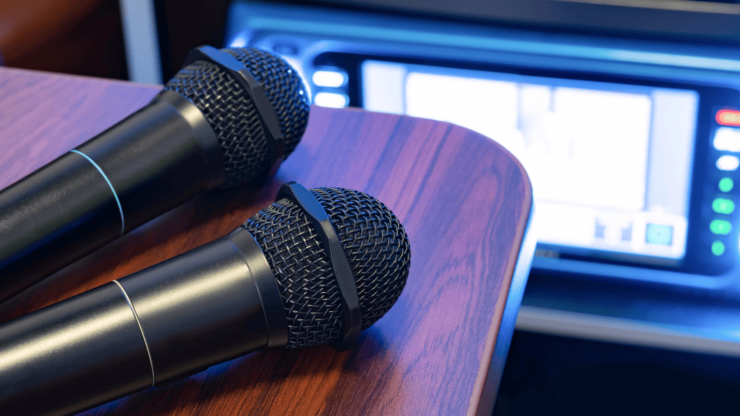 カラオケルームのテーブルの上のマイク