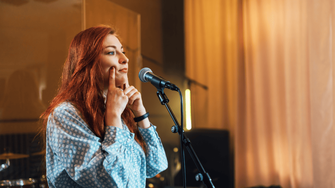 スタンドマイクの前でストレッチする女性