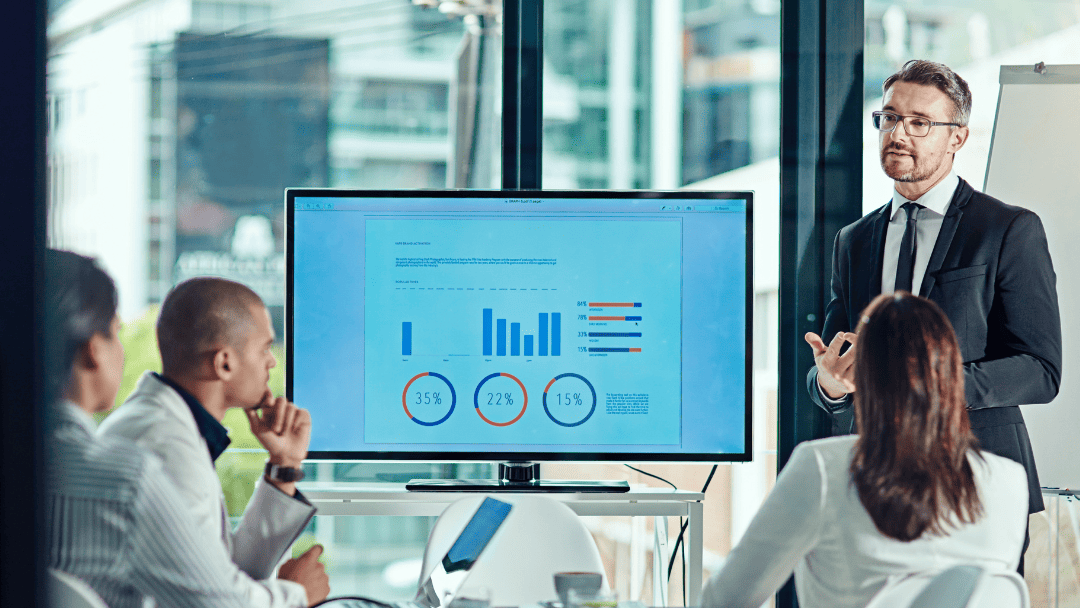 プレゼンをしている男性