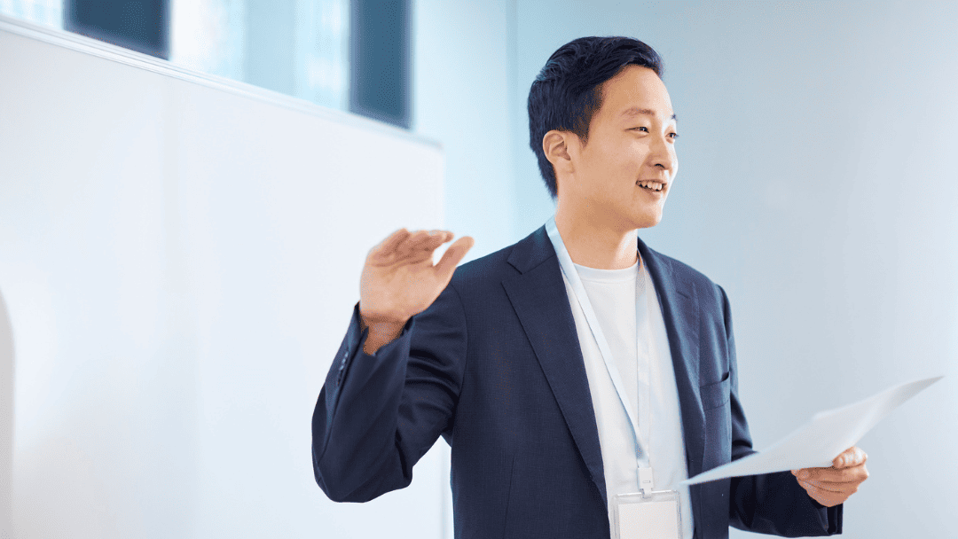プレゼンをする男性