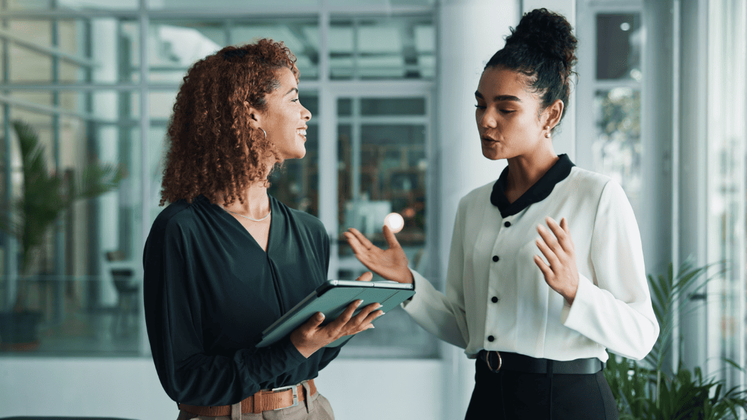 会社で会話する女性たち