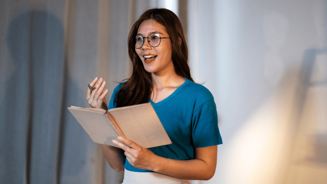 話し方の練習をしている女性