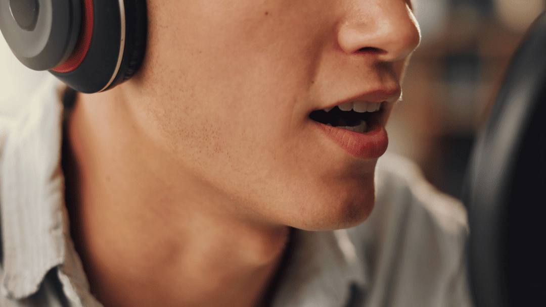 マイクの前で歌う男性