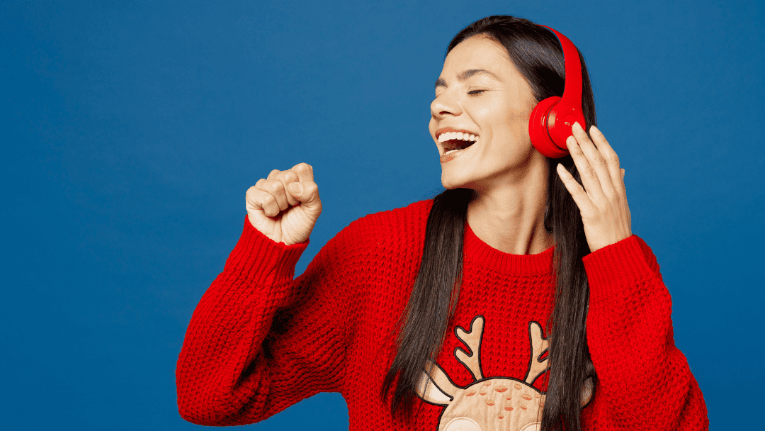 ヘッドフォンをして歌っている女性