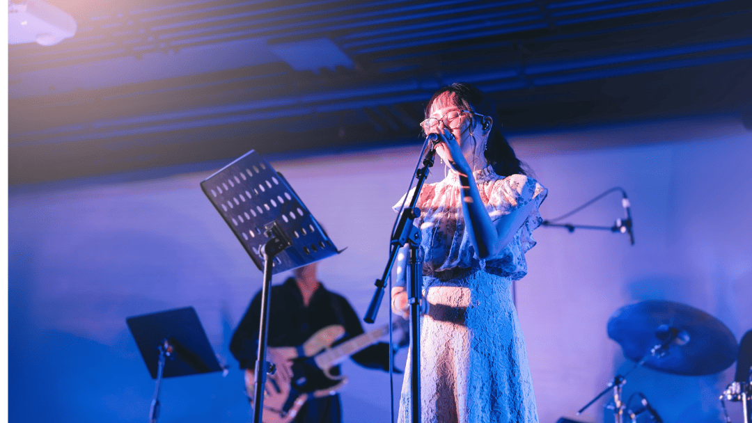 ステージで歌う女性