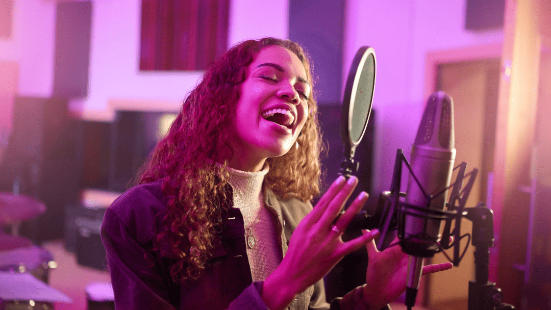 マイクの前で歌う女性