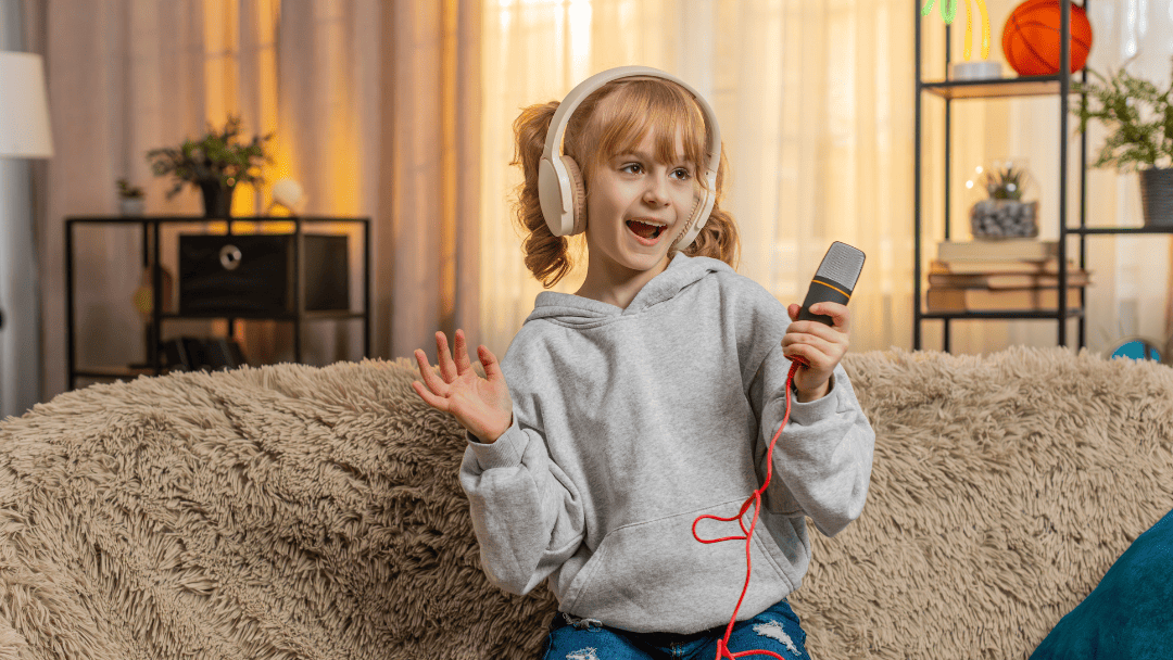 ヘッドフォンをしてマイクを持つ少女
