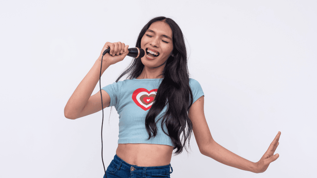 マイクを持って歌う女性