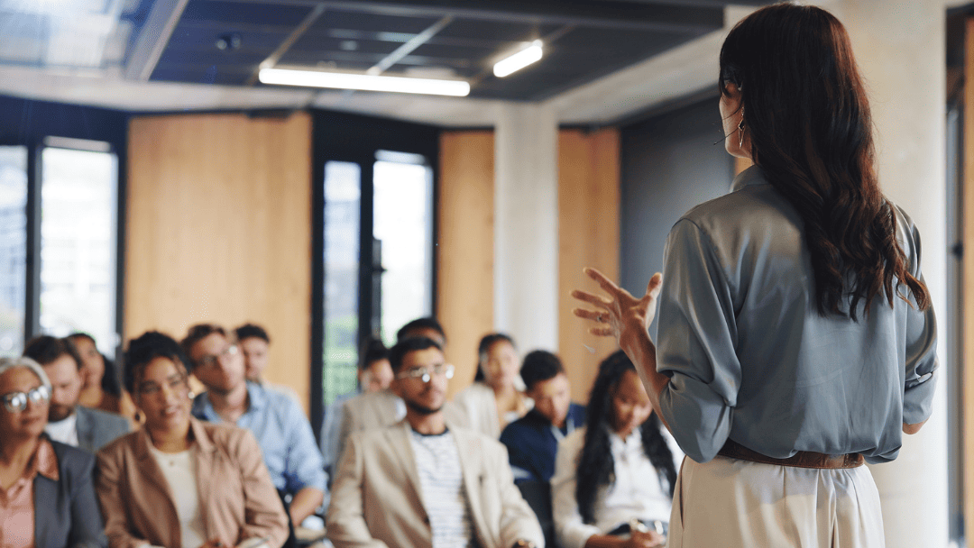 大人数の前で話す女性