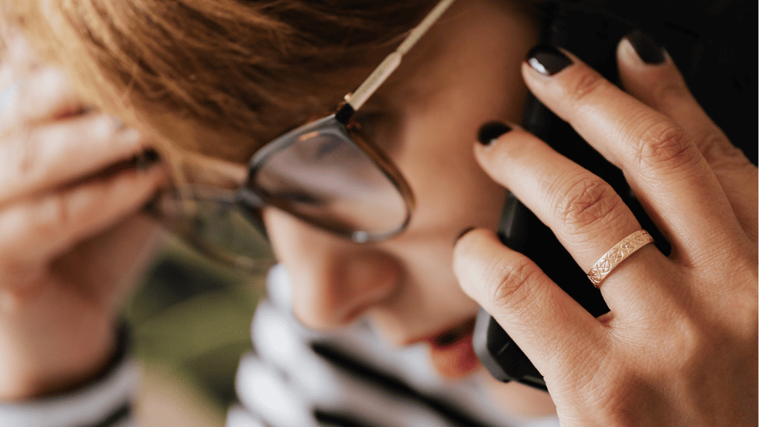 電話で話しながら悩む人