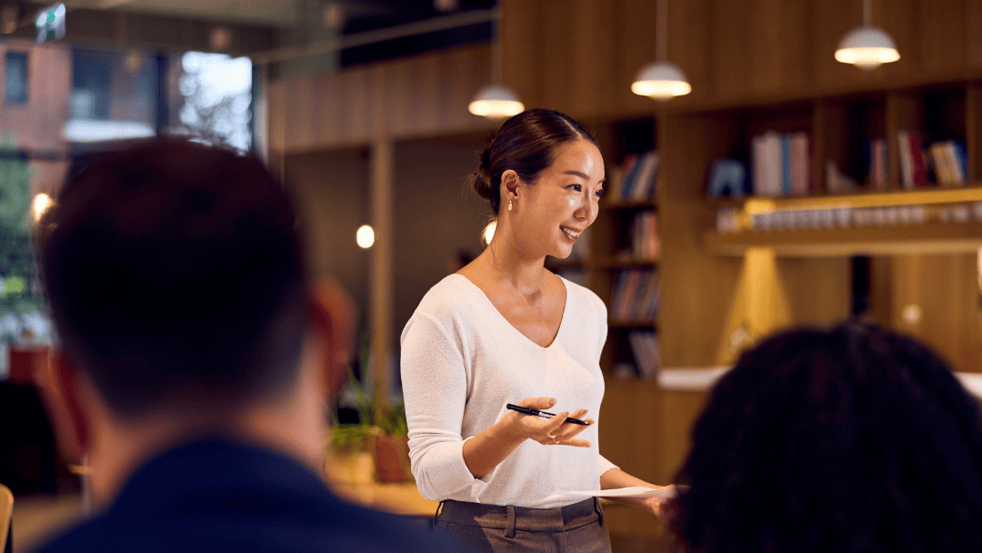 大人数の前で話す女性
