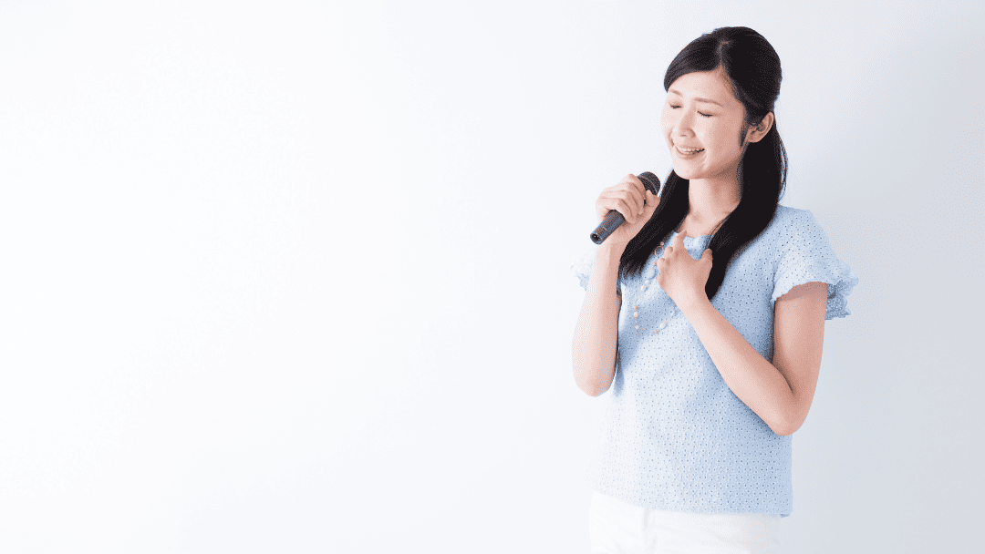 マイクで歌う女性