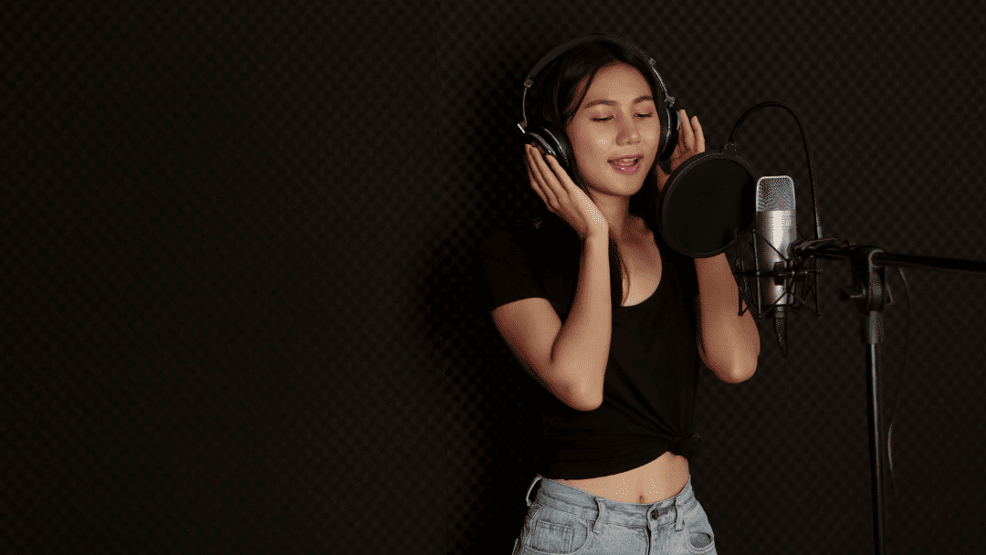 コンデンサーマイクで歌う女性