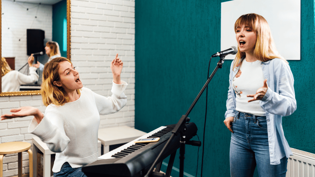 ボイトレ教室で歌う女性