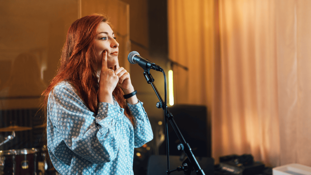 マイクの目で顔のストレッチをする女性