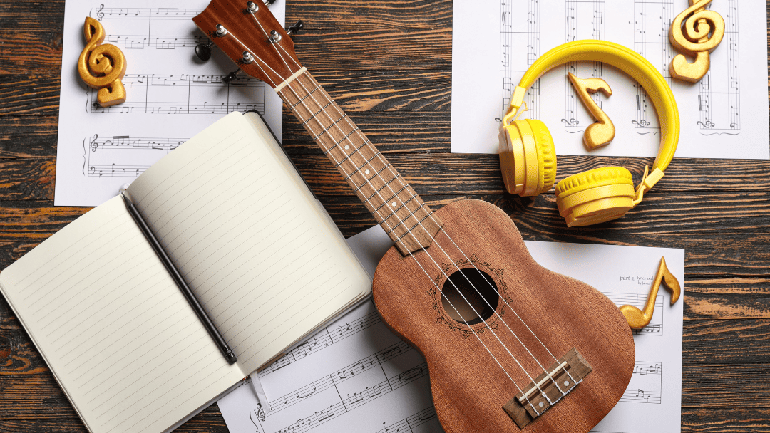楽譜とギターとヘッドフォン