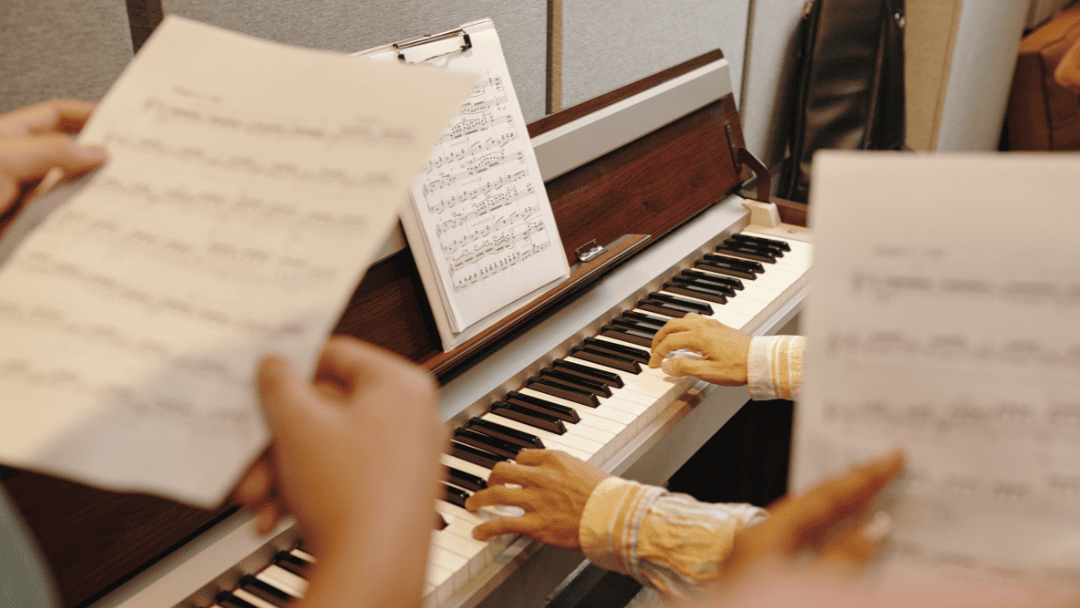 楽譜を見ながらピアノを弾いている