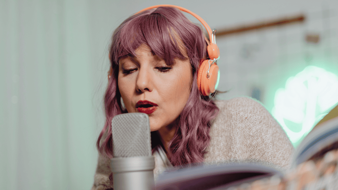 コンデンサーマイクで歌う女性