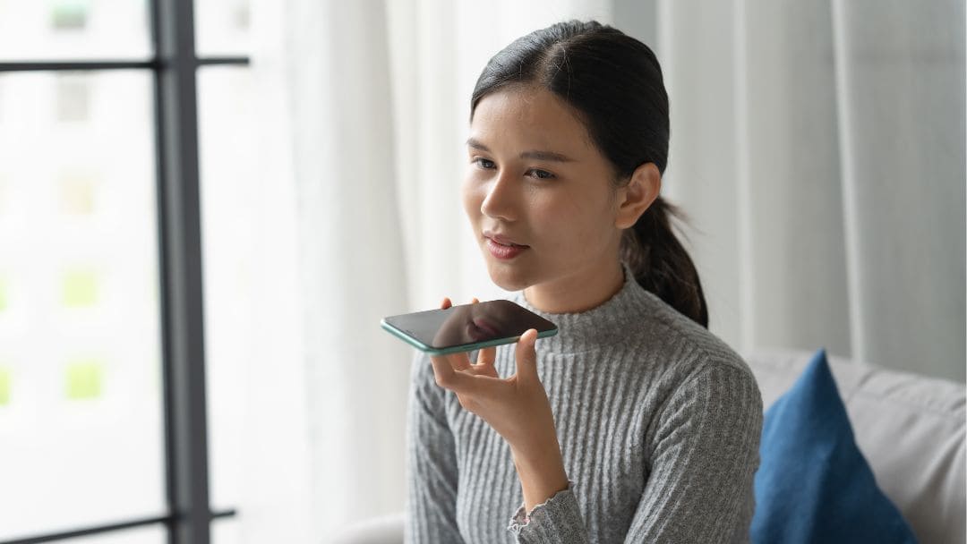 スマホに録音する女性