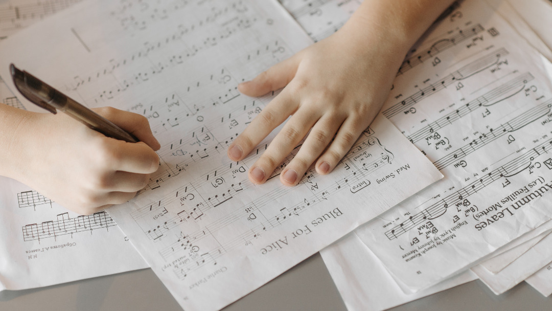 楽譜に書き込んでいる人の手元