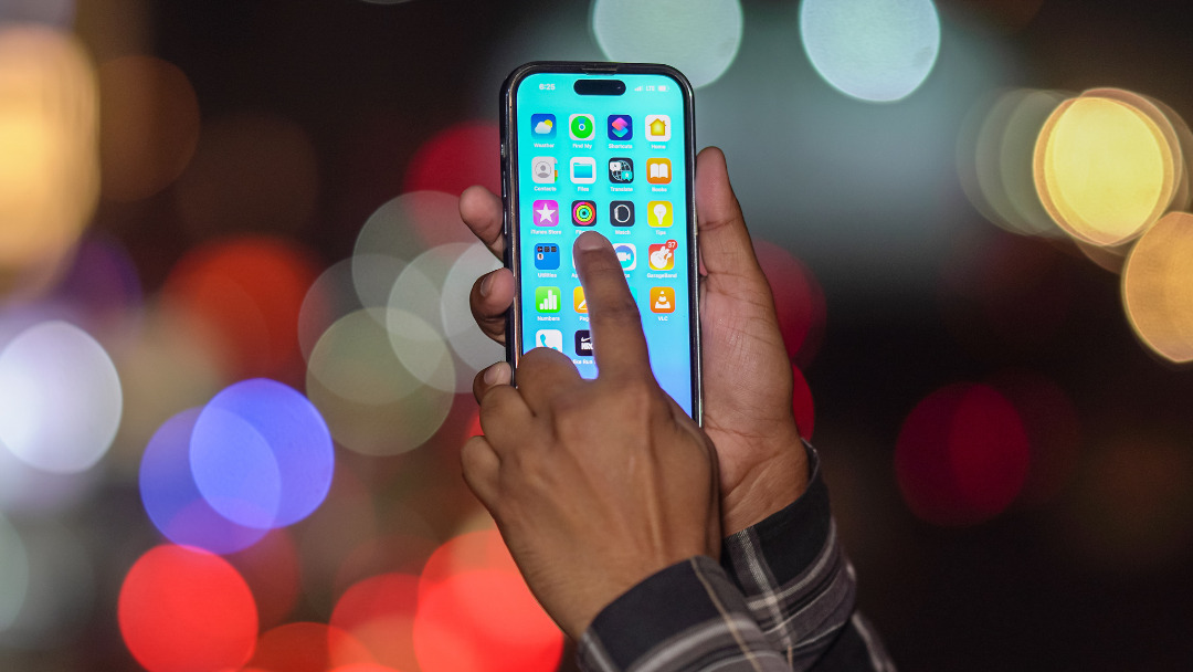 スマホを触る人の手元