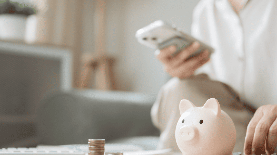 貯金箱とお金のイメージ
