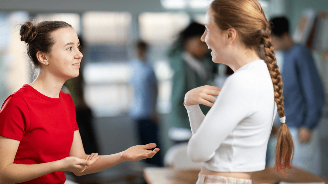 会話をする二人の女性