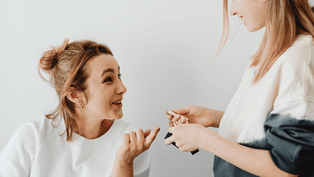 会話をする二人の女性