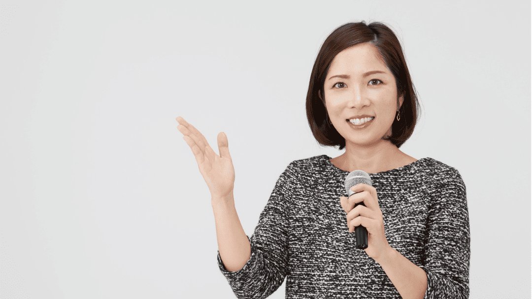 マイクを持つ女性